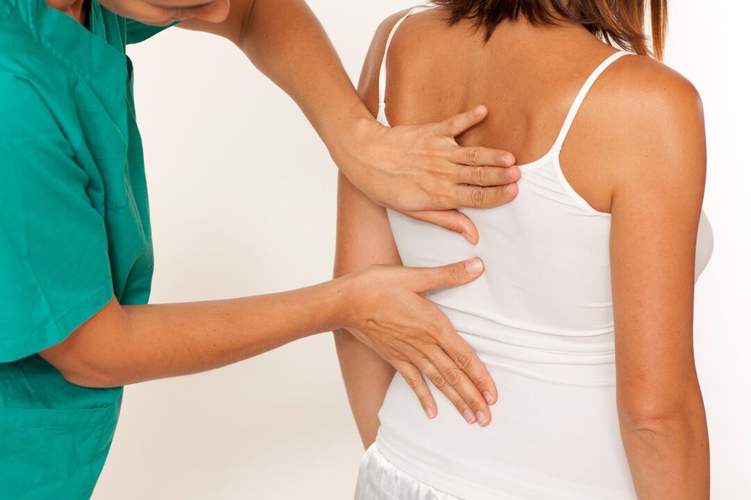 der Arzt untersucht den Rücken auf Schmerzen im Schulterblattbereich