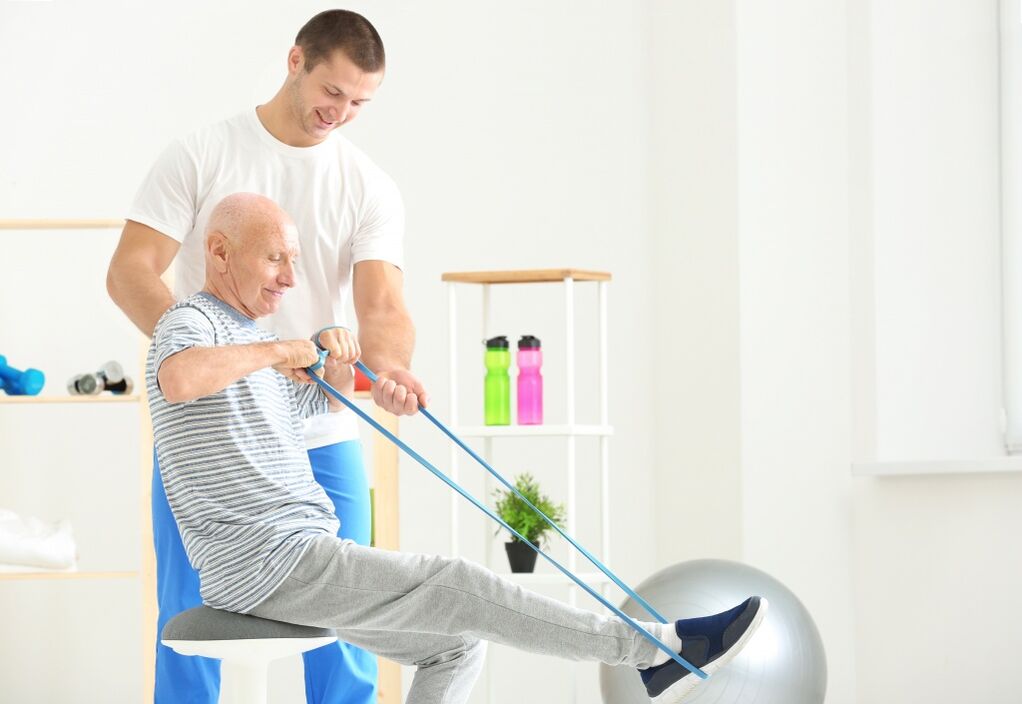 Coxarthrose-Therapie bei einem älteren Mann mit Physiotherapie